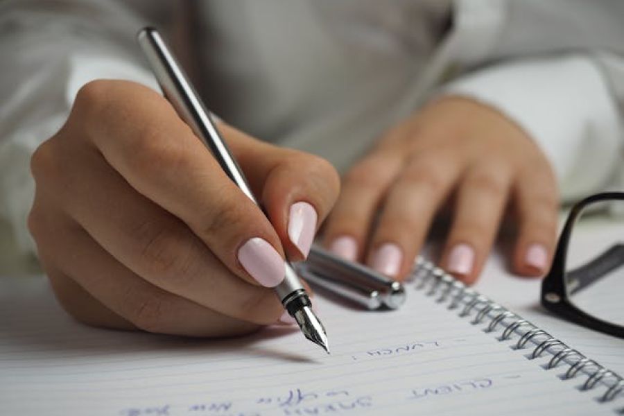 Escribir a mano en la era digital: Beneficios para la mente y la creatividad
